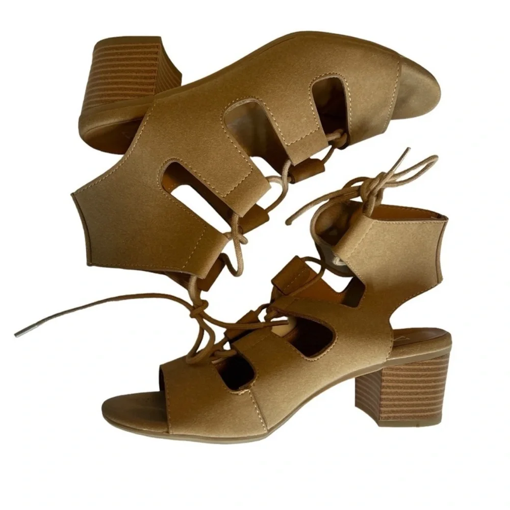 YNot tan women's sandals that ties around ankle size 7
